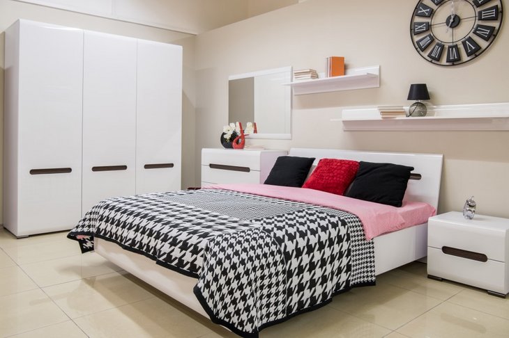 Moderne soveværelse med garderobe og sengeborde